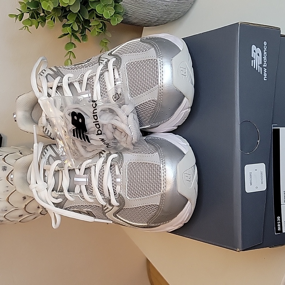 NIB New Balance Men's Silver and White Running Sneakers SZ 8M/ WM 9.5